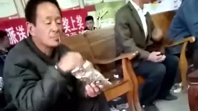大爷高铁上追剧没发现演员就坐隔壁